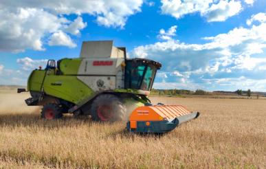 В Новосибирской области Усть-Таркского района наша сервисная служба произвела запуск двухбарабанной очесывающей жатки Победа 7